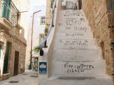 Ma il vero cuore del centro storico sono i suoi vicoli stretti e �profumati� dai tanti fiori e dalle poesie di Guido �il Fl�neur�, che scrive versi sui muri, scalini, porte e sedie